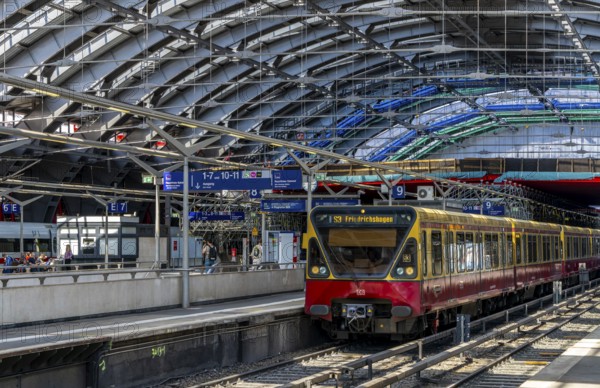 S-Bahn, platform and construction work at Berlin Ostbahnhof, Friedrichshain, Berlin, Germany,