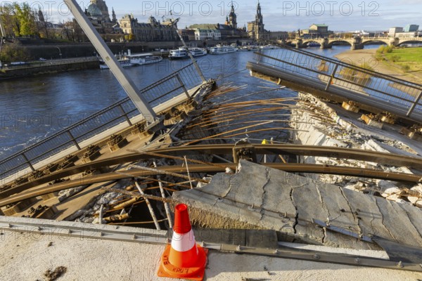 Partial collapse of the Carola Bridge. Over a length of around 100 metres, the section on which the