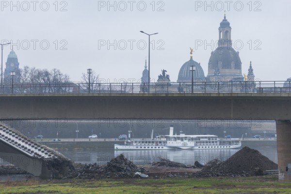 After the partial collapse of the Carola Bridge, the demolition work was prepared... Elbdampfer,