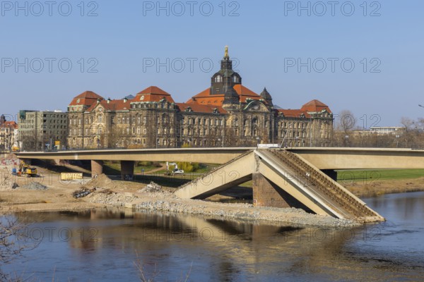 After the partial collapse of the Carola Bridge, a dam was built for the demolition work on the