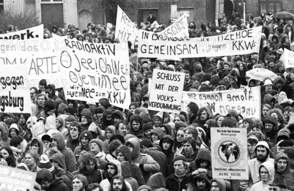 More than 20, 000 opponents of nuclear power demonstrated in Itzehoe against a nuclear power plant