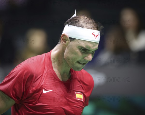 Der spanische Tennisspieler Rafael Nadal reagiert beim Davis-Cup-Finale 2024, Palacio de Deportes