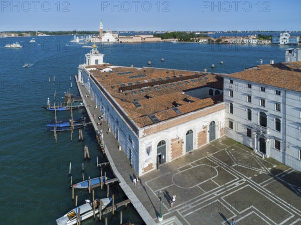 Früher Zollamt, heute Museum der Punta della Dogana dahinter die Basilica di S. Maria della Salute,