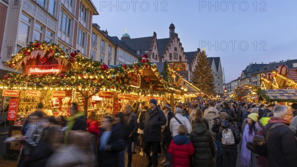 Thousands of people parade through the Römerberg Christmas market in Frankfurt am Main in the