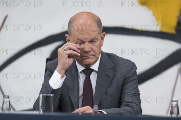 Olaf Scholz (Chancellor of the Federal Republic of Germany, SPD) shows signs of fatigue at the