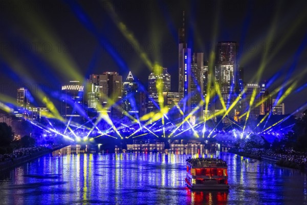 A spectacular light show at the Flößerbrücke in Frankfurt am Main puts spectators in the mood for