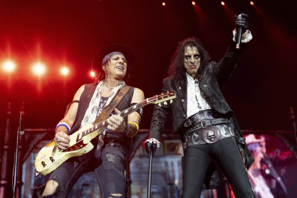 Tommy Henriksen (guitarist) and Alice Cooper live on Too close for comfort Tour at the