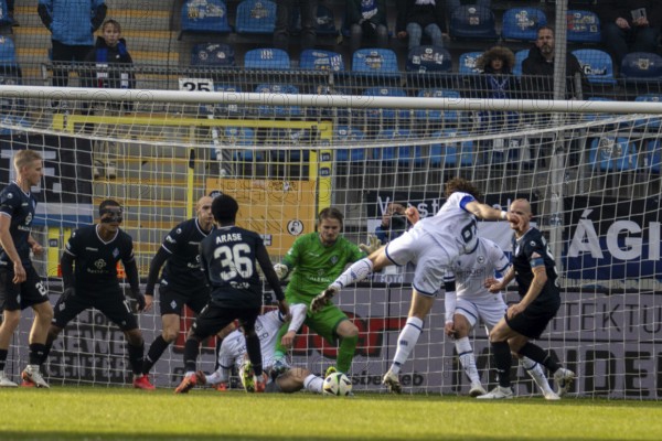 Football 3rd division, season 2024/25, matchday 19: Waldhof Mannheim vs Arminia Bielefeld. Picture: