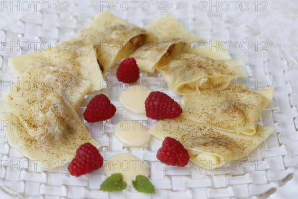 Swabian cuisine, apple ravioli, apple in pasta dough, sweet dish, dessert, vanilla sauce, cinnamon,