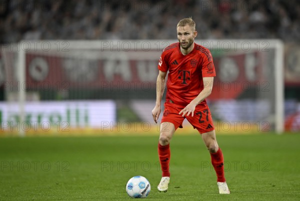 Konrad Laimer FC Bayern Munich FCB (27) Action on the ball WWK Arena, Augsburg, Bavaria, Germany,