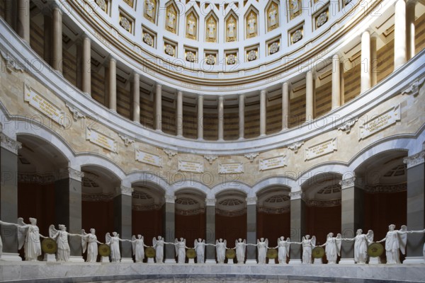 Interior, hall with a total of 34 angels, victory goddesses 3, 3 metres high, monument