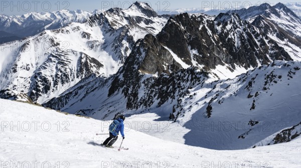 Ski tourers on the descent, peaks and mountains in winter, Sellraintal, Kühtai, Tyrol, Austria,