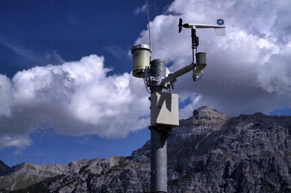 Weather measuring station, cup anemometer, with wind vane for measuring wind speed and wind