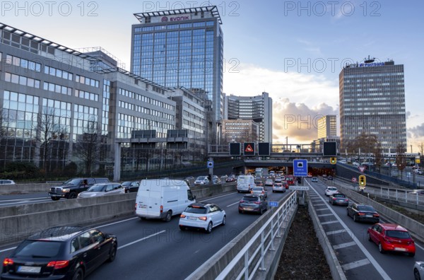 Motorway A40, Ruhrschnellweg, in Essen, junction Essen-Zentrum, city skyline, Ruhrschnellweg
