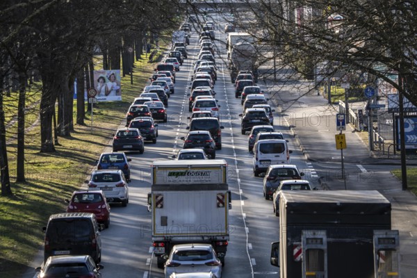 City centre traffic, 3-lane Westfalendamm, federal highway B1, heavy traffic, Dortmund, North