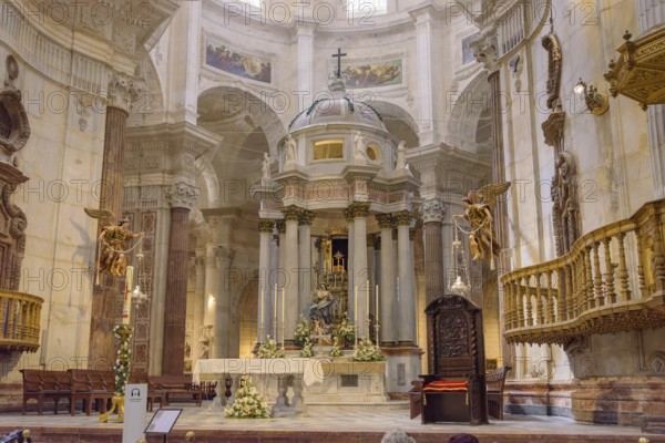 Altar under the dome in the Cathedral of the Holy Cross over the Sea, Catedral de Santa Cruz sobre