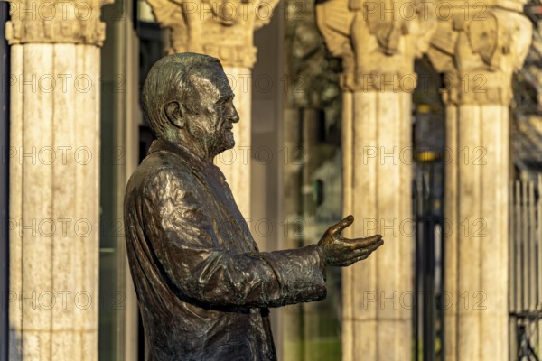 Johannes Rau sculpture in front of the Villa Horion in Düsseldorf, North Rhine-Westphalia, Germany,