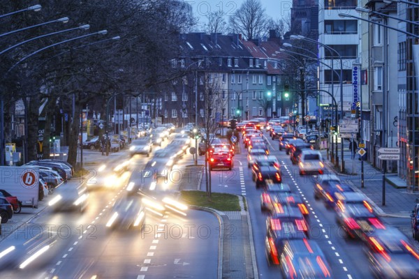 After-work traffic in the environmental zone on the B 224 Alfredstraße in Rüttenscheid, Essen, Ruhr