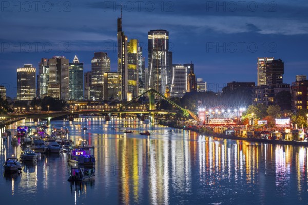 Around 12, 000 visitors listen to the sounds of the Frankfurt Radio Symphony Orchestra under the