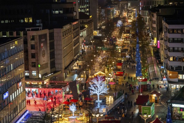 Christmas market in the city centre, Königstraße, during the fourth Corona wave, 2G regulation,