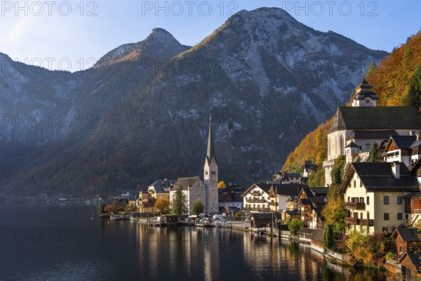 View of Hallstatt and Lake Hallstatt as well as the surrounding mountains. In the morning in autumn