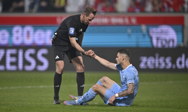 Referee Sascha Stegemann helps Tom Krauss VfL Bochum BOC (17) to his feet Voith-Arena, Heidenheim,