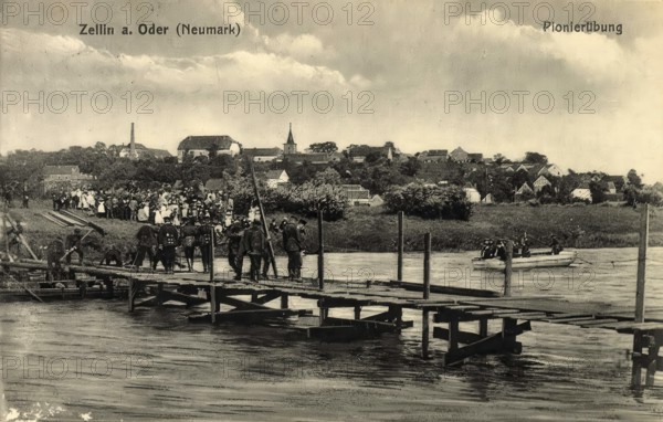 Historical postcard, picture postcard, pioneer exercise in Zellin an der Oder, Neumark, West