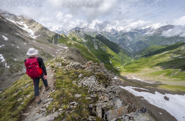 Mountaineers on a hiking trail on the Mittagskögele, view of mountain peaks of the Venediger group