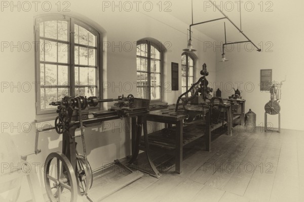 Interior photo, first vehicle engine, grandfather clock, former workshop of Gottlieb Daimler in the