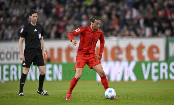 Leroy Sané FC Bayern Munich FCB (10) Action on the ball under the observation of referee Dr