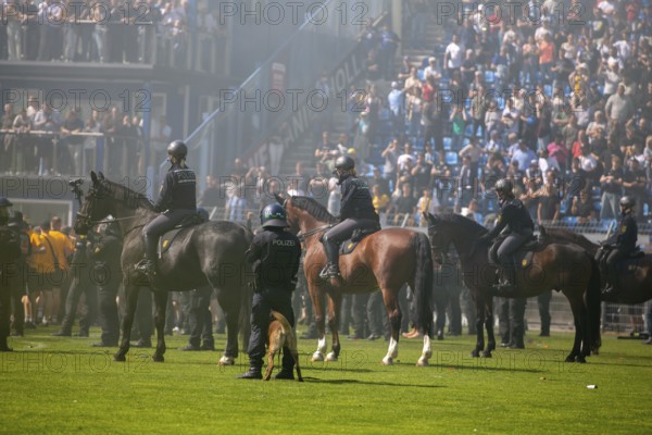 Football 3rd division, 2024/25 season, matchday 37: Waldhof Mannheim v Dynamo Dresden***Police
