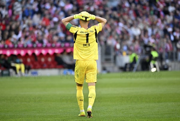 Goalkeeper Jonas Omlin Borussia Mönchengladbach BMG disappointed Gesture gesture from behind