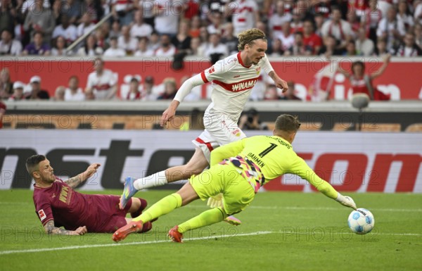 Penalty area scene, goal area scene Nick Woltemade VfB Stuttgart (11) Duel, action against Jeffrey