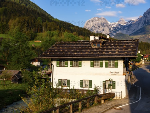 Traditional house, Reiteralpe at the back, Ramsau, Berchtesgadener Land, Upper Bavaria, Bavaria,