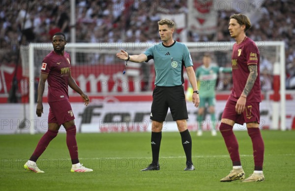 Referee Referee Timo Gerach Gesture Gesture Kristijan Jakic FC Augsburg FCA (17) Alexis
