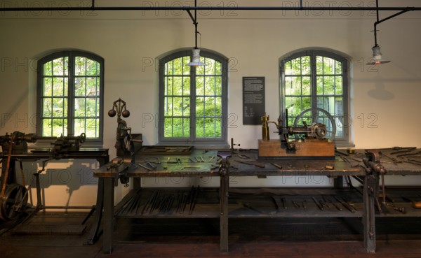 Interior photo, first vehicle engine, the grandfather clock, Gottlieb Daimler's former workshop in