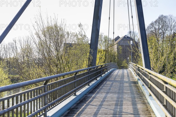 Wöllsdorf Bridge, suspension bridge for pedestrians over the Zschopau in Töpeln, Döbeln, Saxony,