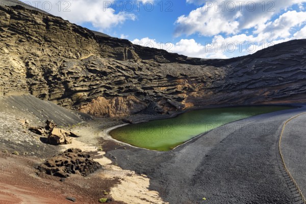 Lago verde, green lagoon, Charco de los Ciclos, cliffs, black lava beach, El Golfo, Lanzarote,