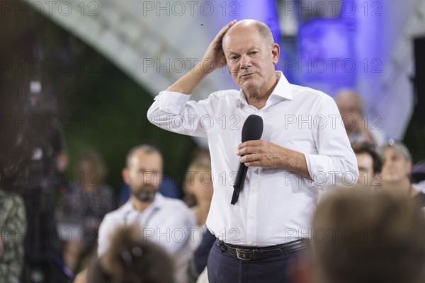 Olaf Scholz (Chancellor of the Federal Republic of Germany, SPD) surrounded by guests at the
