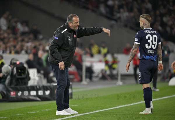 Coach Frank Schmidt 1. FC Heidenheim 1846 FCH on the sidelines Gesture Gesture in conversation