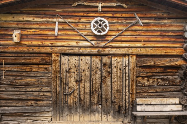 Detailed view of the front of a barn on the Glatsch Alm, Dolomites, Puez-Geisler nature park Park,