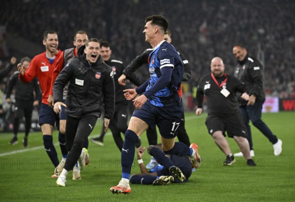 Goal celebration Gesture Gesture Mathias Honsak 1. FC Heidenheim 1846 FCH (17) with coach Frank