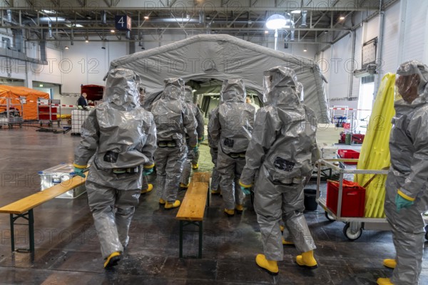 Decontamination of injured persons after an assumed accident involving hazardous substances, fire