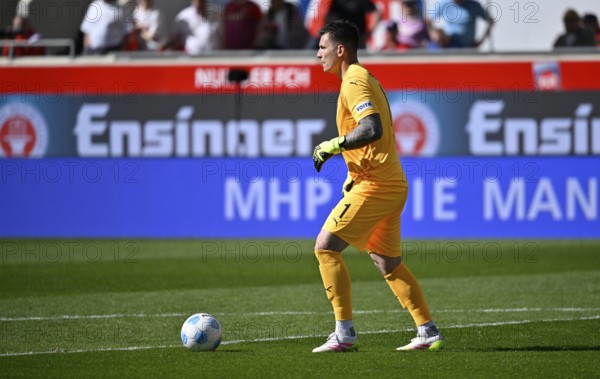 Goalkeeper Kevin Müller 1. FC Heidenheim 1846 FCH (01) Action on the ball Voith-Arena, Heidenheim,