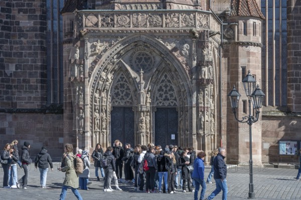 School class in front of the Gothic entrance portal of the Church of Our Lady, Hauptmarkt,