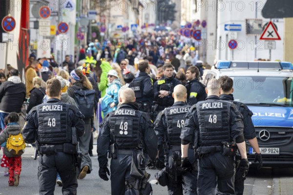 A large police contingent and numerous access barriers secure the traditional carnival parade in