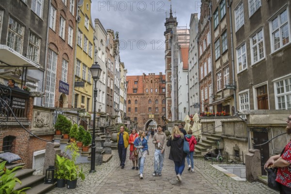 Tourists, Frauengasse, ul. Mariacka, behind Frauentor, Old Town, Gdansk, Pomeranian Voivodeship,