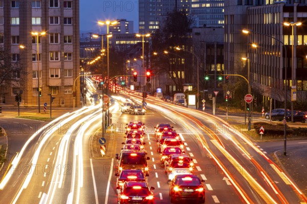 Evening city centre traffic in Essen, large intersection of Bismarckstrasse, B224, Friedrichstrasse