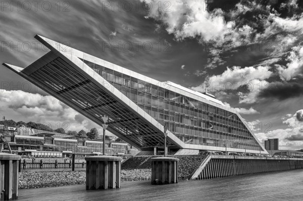 Striking Dockland office building, architects Bothe Richter Teherani, modern architecture, landmark