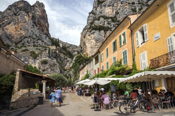 Alley with restaurants in Moustiers-Sainte-Marie, Département Alpes-de-Haute-Provence, Region